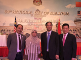 张少龙主席（右一）、焦东村大使（右一）、冯广平秘书长（右二）与马来西亚公使Razida Razak在马来西亚国庆六十周年大会上