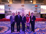 焦东村大使（右一）、张少龙主席（左一）、冯广平秘书长（左二）在马来西亚国庆六十周年大会上